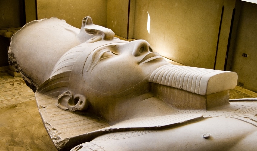 Coloso tumbado de Ramses II en Menfis Egipto