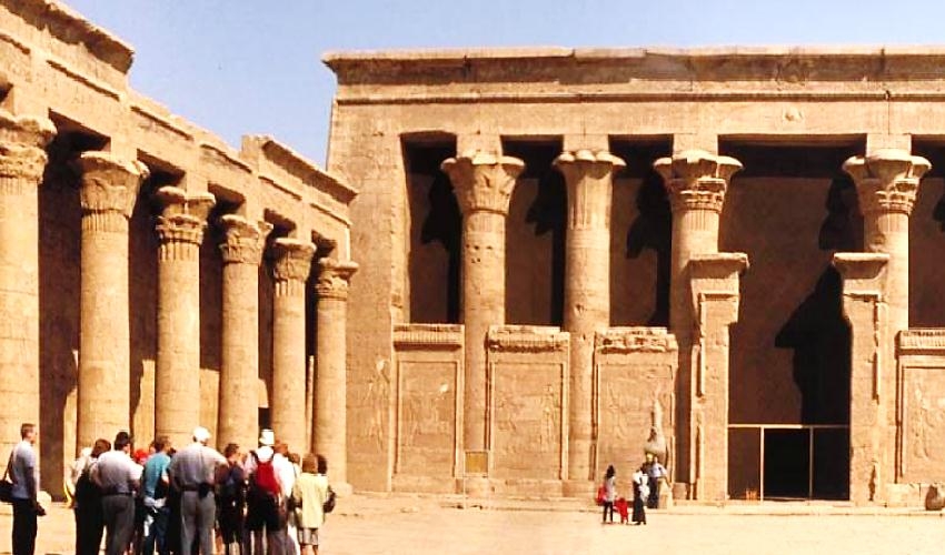 Patio abierto del templo de Edfu