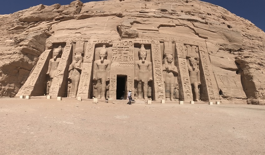 Abu Simbel Tempel, Die Nilkreuzschaftschiff Tosca 